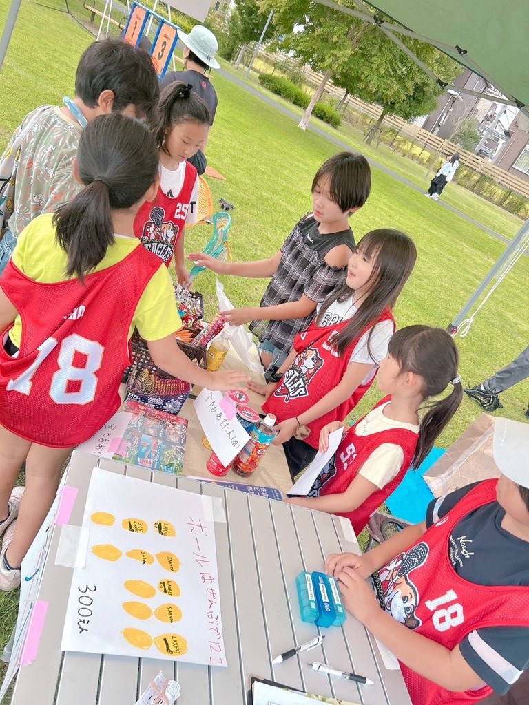 地域のお祭りで、選手たちが自分たちのお店を出している様子